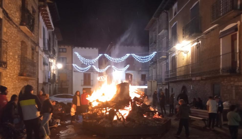 En Campo se volvió a prender la tradicional hoguera para despedir el años y dar la bienvenida a 2023.