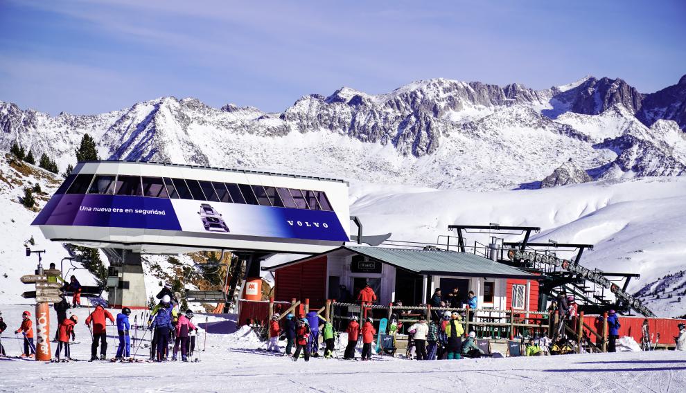 Un grupo de esquiadores disfruta de la nieve en Aramón Cerler esta semana en la zona de Colladeta.