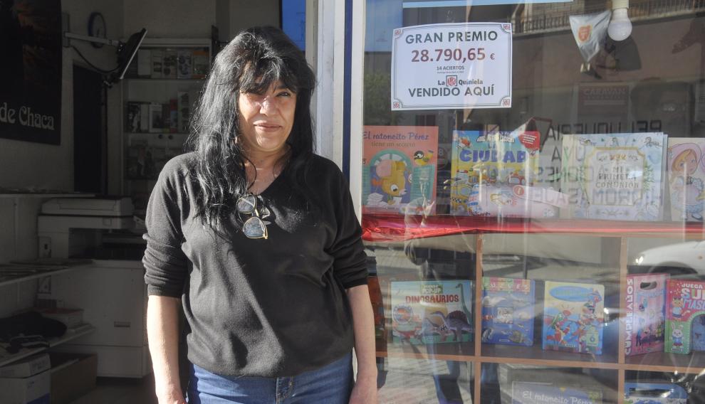 Teresa Martínez, a la entrada de la Librería Salpe.