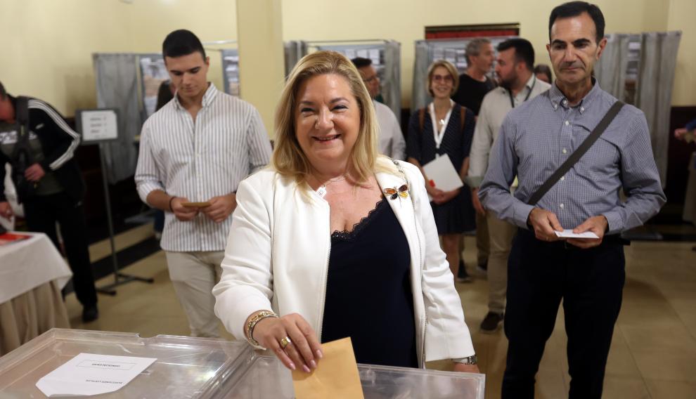 La candidata del PAR, María Eugenia Gabás ha votado en el Casino.