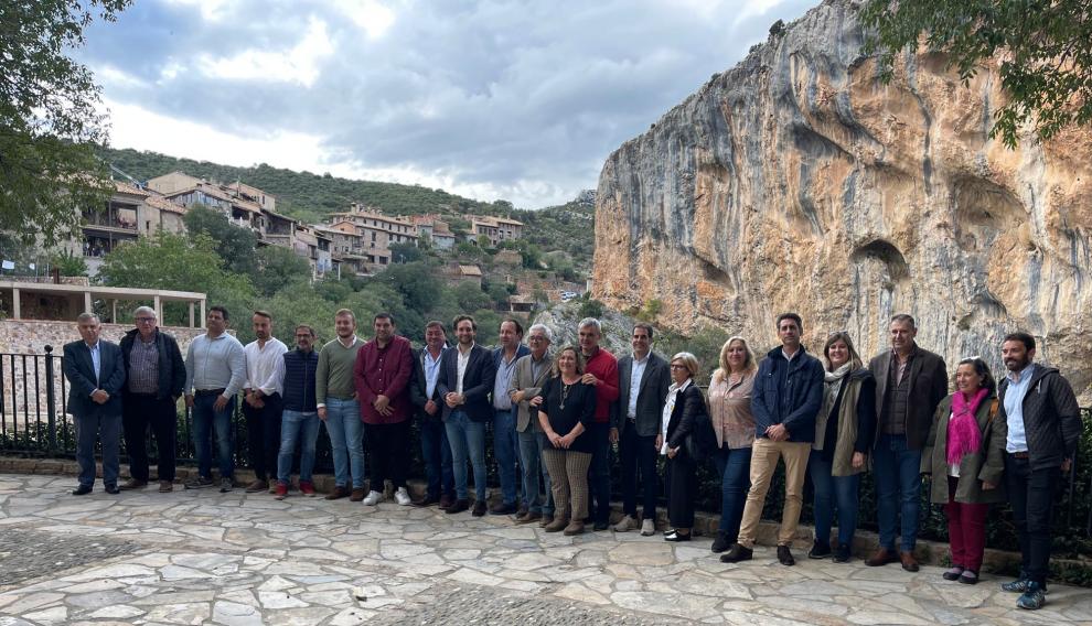 Foto de familia con las autoridades y los 28 alcaldes asistentes a la feria del Festival Etnográfico Región Este.