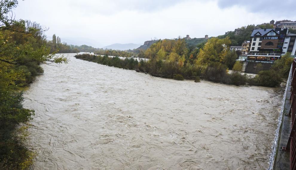 Estado del río Ara en Aínsa, que llevaba un volumen de caudal extraordinario tras las lluvias.