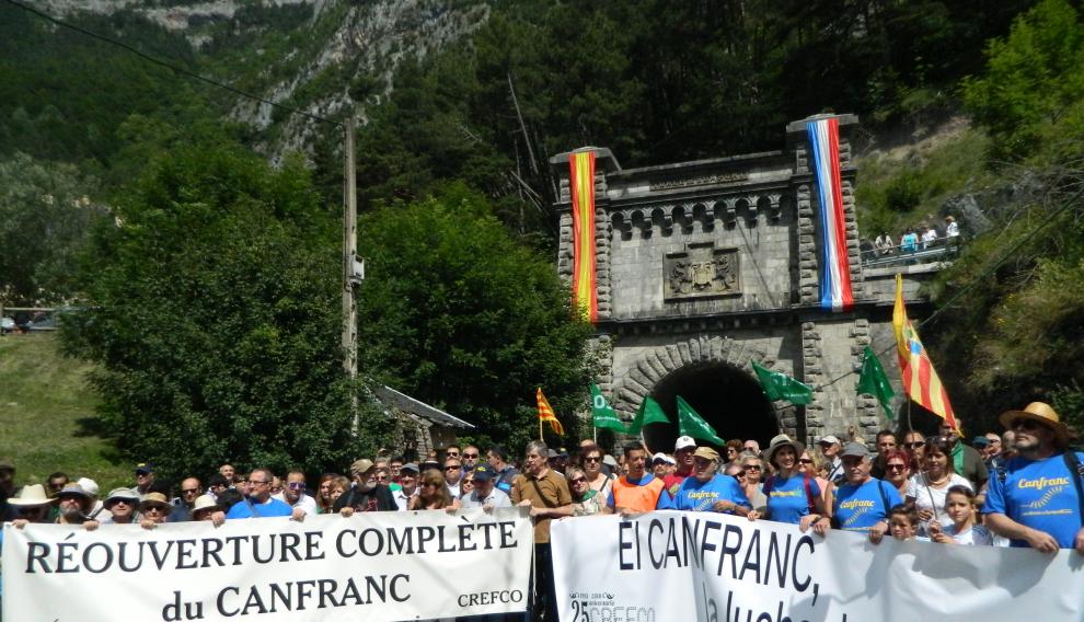 Una de las concentraciones anuales organizadas por Crefco, junto al túnel ferroviario de Canfranc.