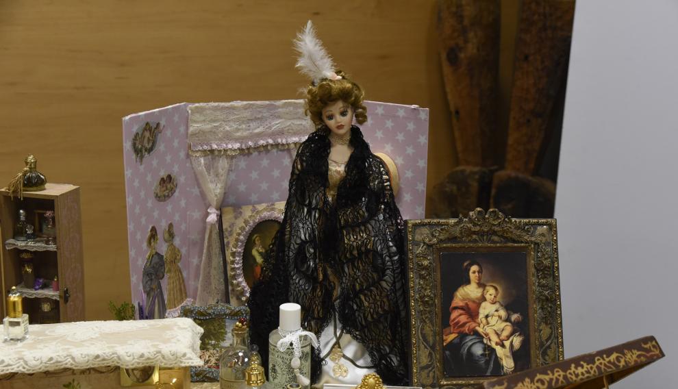 Una mantilla negra bordada a mano y traída de París luces sobre una de las muñecas.