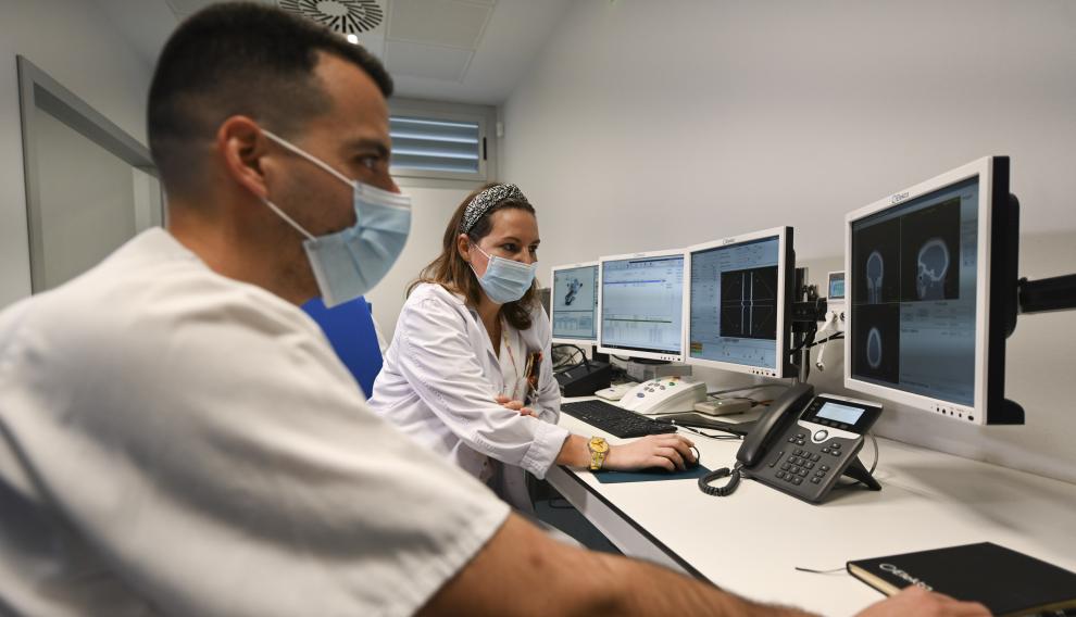 Sergio y Maika, dos de los técnicos superiores en radioterapia desde la sala en la que controlan al paciente