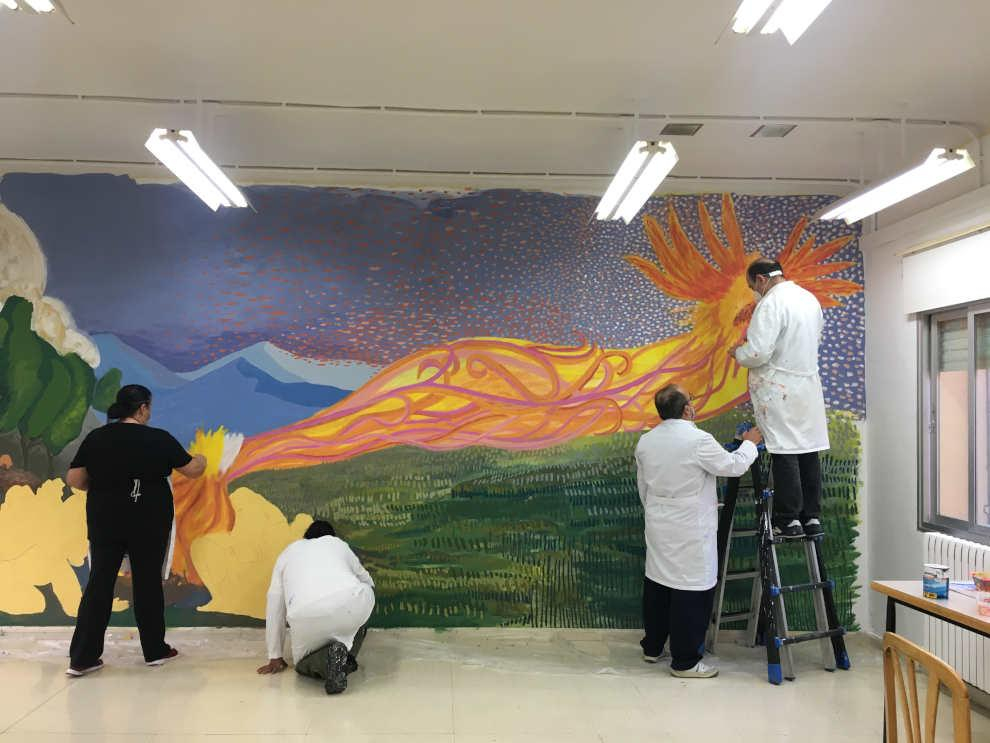 Los usuarios del centro de día de Arcadia pintaron un mural para su sala polivalente.