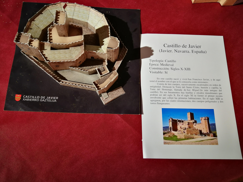 Muestra de castillos recortables en la Ciudadela de Jaca