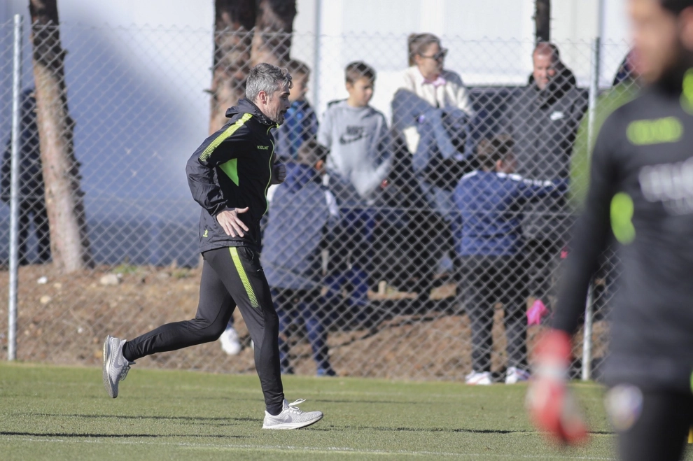 Entrenamiento del Huesca con público en el Pirámide.