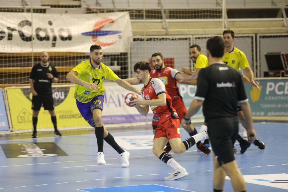 Bada Huesca se enfrenta al Bidasoa en el Palacio de los Deportes de Huesca.