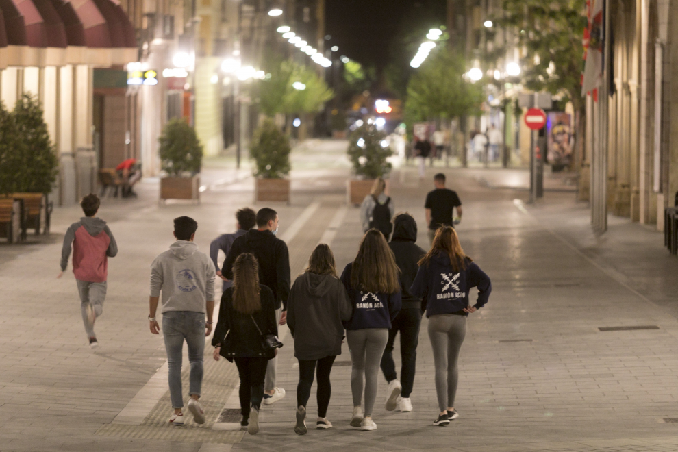 Los jóvenes aprovecharon para salir en un centro de Huesca con amplia vigilancia policial.