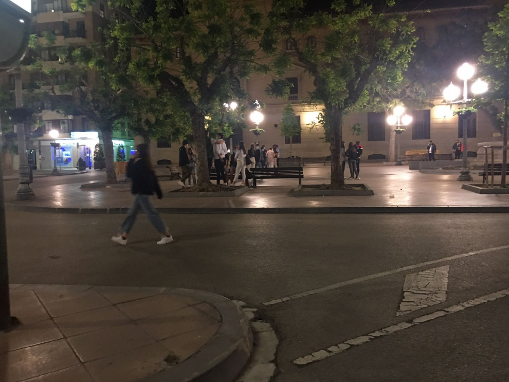 Botellón en la Plaza de Navarra.