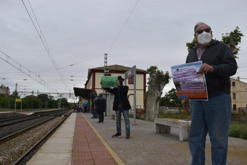 Concentración en la estación de tren de Sariñena