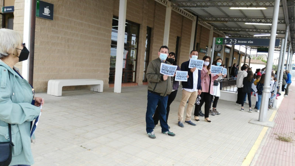 Participantes en la concentración en la estación de Grañén este domingo.