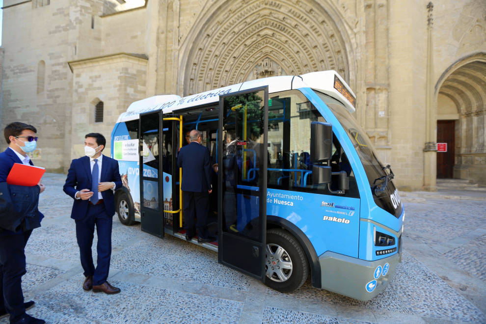 Un minibús, que se ha presentado este martes, recorrerá el Casco Histórico de Huesca.