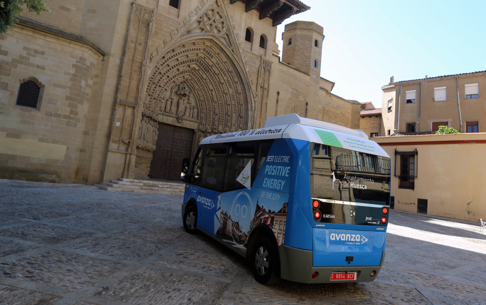 Un minibús, que se ha presentado este martes, recorrerá el Casco Histórico de Huesca.
