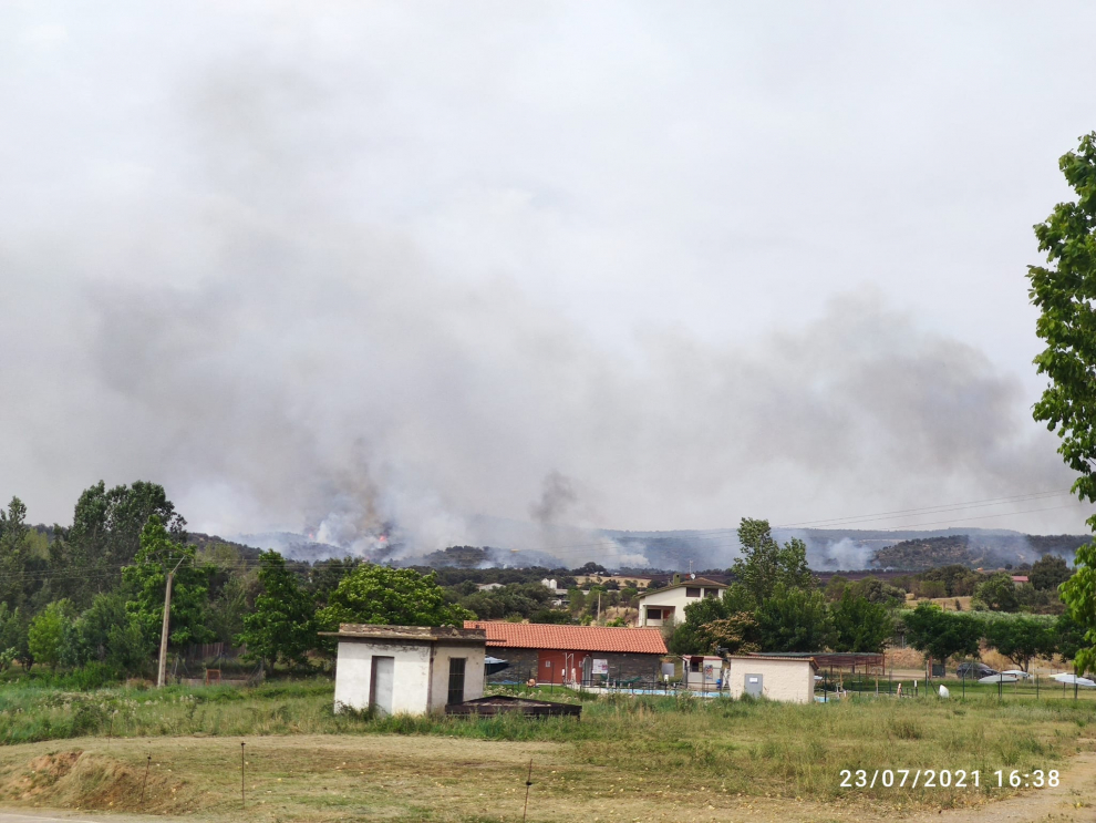 Incendio de campos de cultivo declarado en Torres del Obispo.