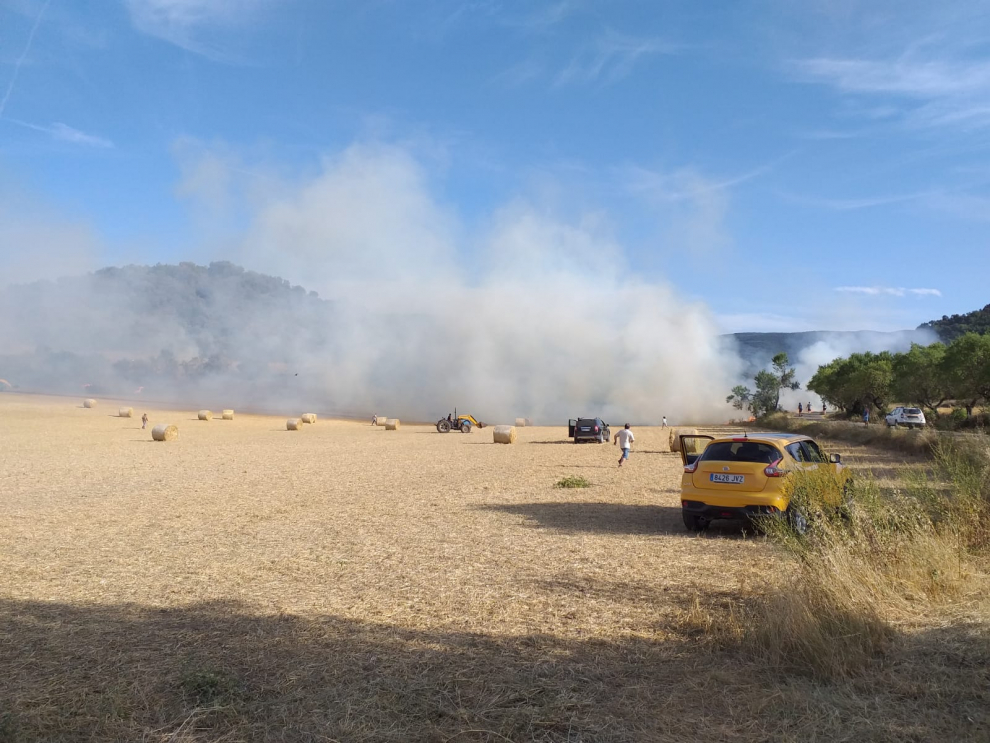 Estado del incendio originado por una cosechadora en campos de La Puebla de Castro