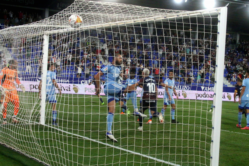 El Huesca repite victoria y se pone líder (2-0)