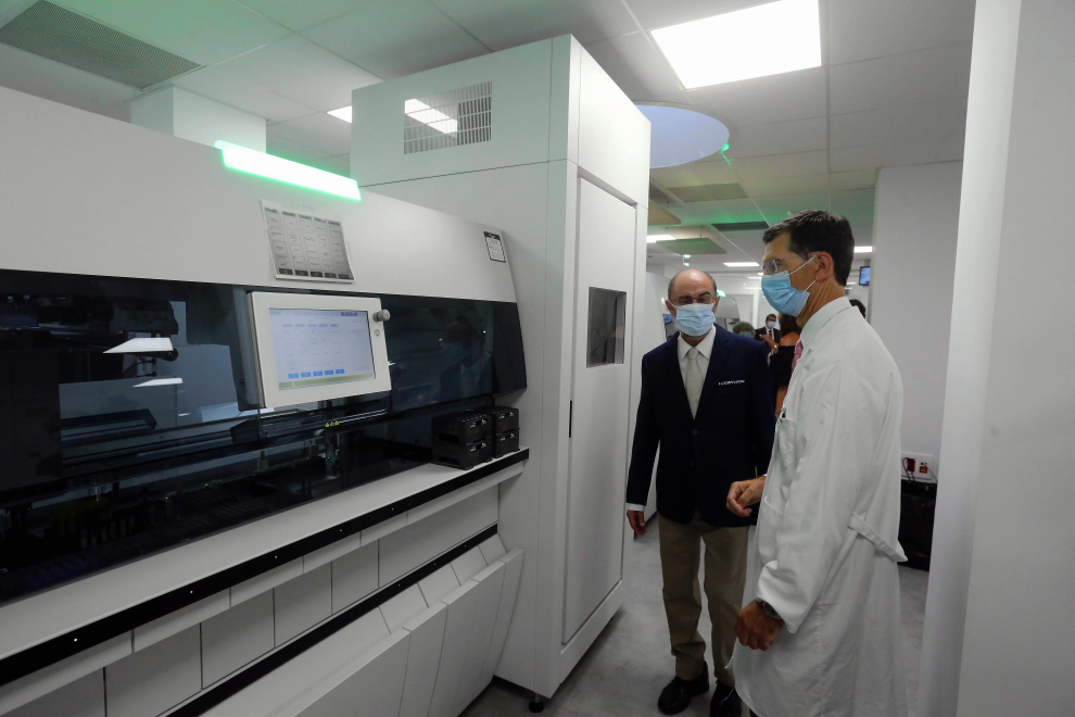 Así son los trabajos que se llevan a cabo en los laboratorios y las urgencias. El presidente Lambán visitó el centro este martes.