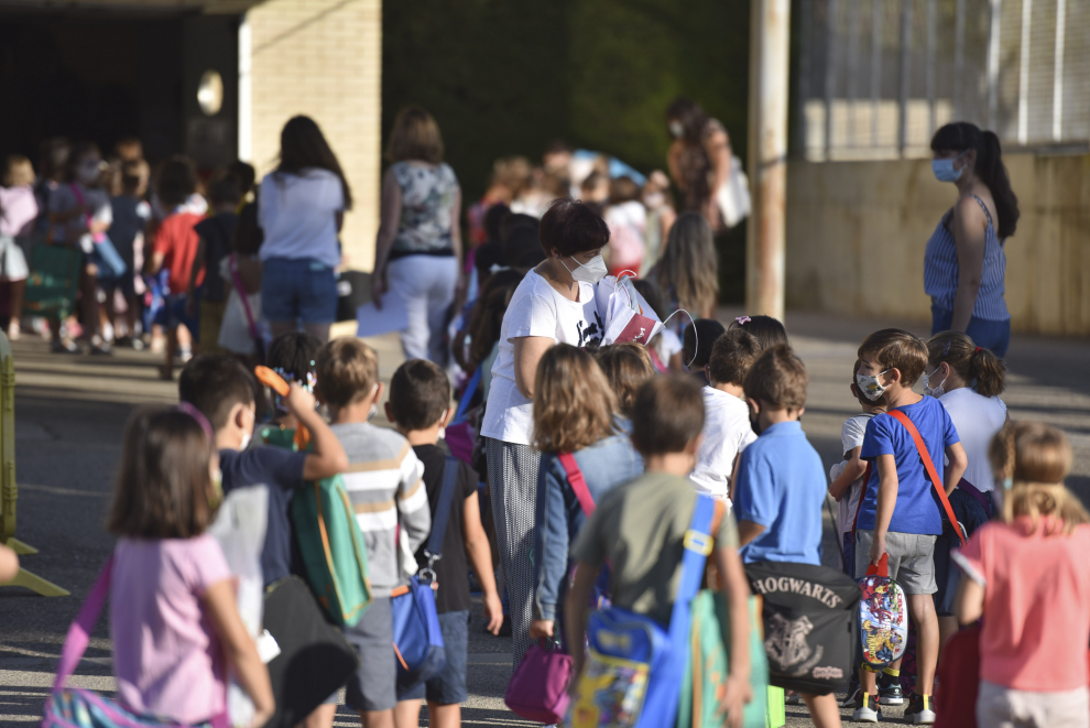 Los alumnos del Pirineos-Pyrenées afrotan su primer día de clase.