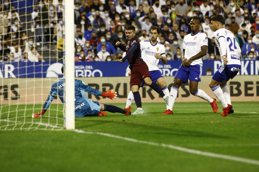 El Huesca se efrenta al Zaragoza en la Romareda.