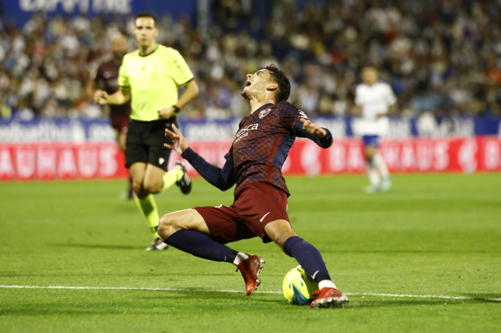 El Huesca se efrenta al Zaragoza en la Romareda.