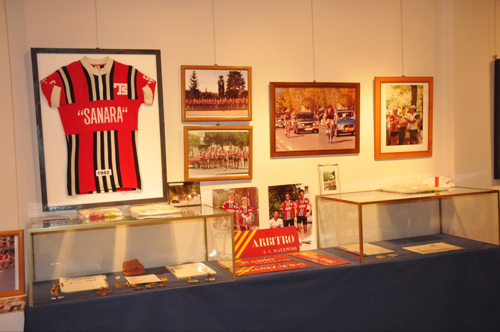 La exposición está compuesta por fotografías, documentos, maillots o trofeos.