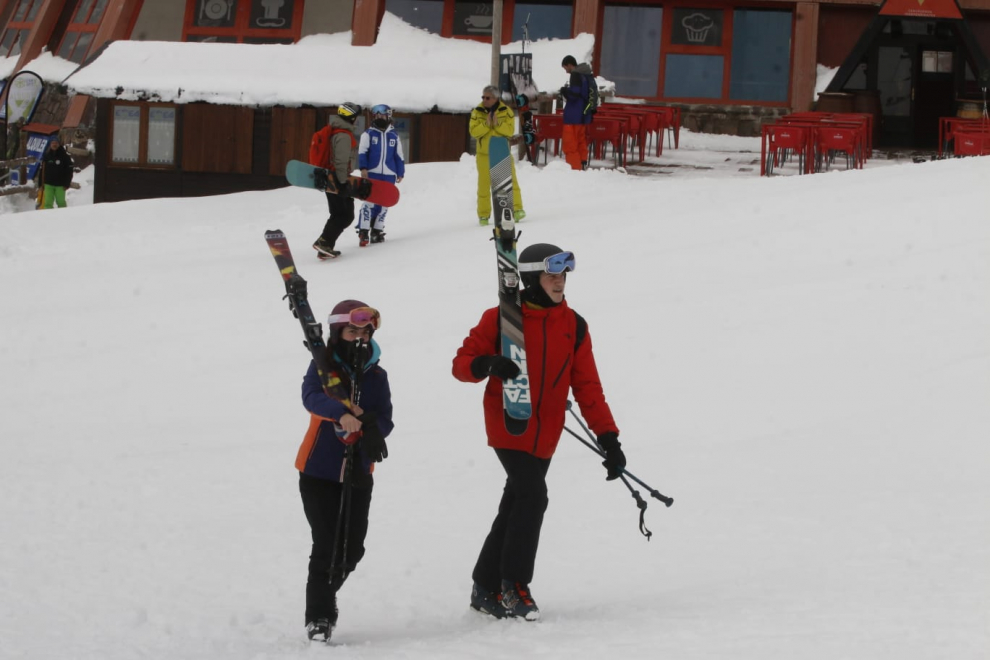 Los primeros esquiadores llegan a la estación.