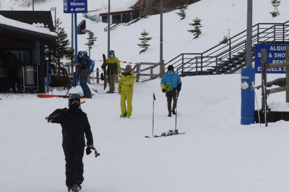 Los primeros esquiadores llegan a las pistas