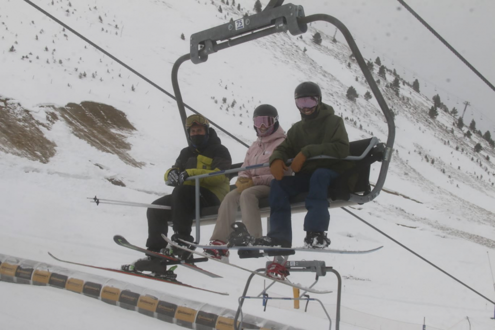 Los primeros esquiadores llegan a las pistas