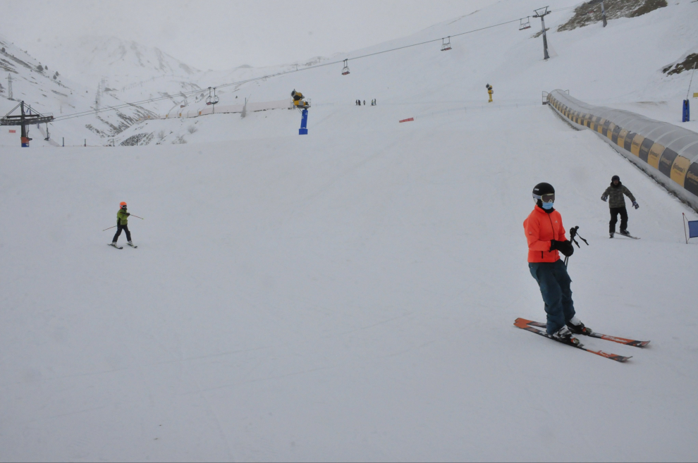 Los primeros esquiadores llegan a las pistas.