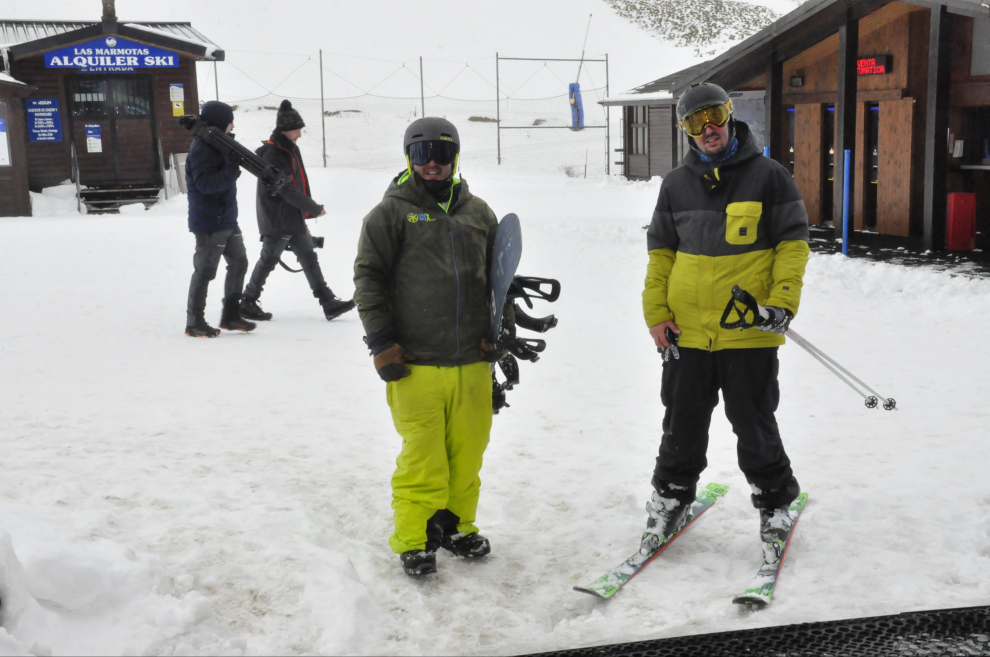 Los primeros esquiadores llegan a las pistas.