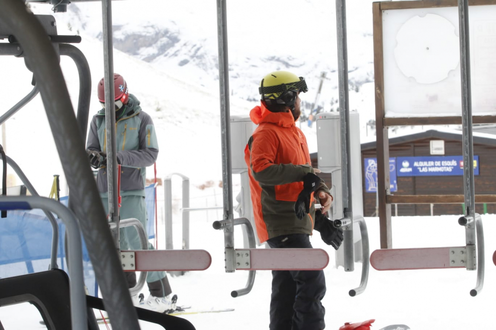 Los primeros esquiadores llegan a la estación.