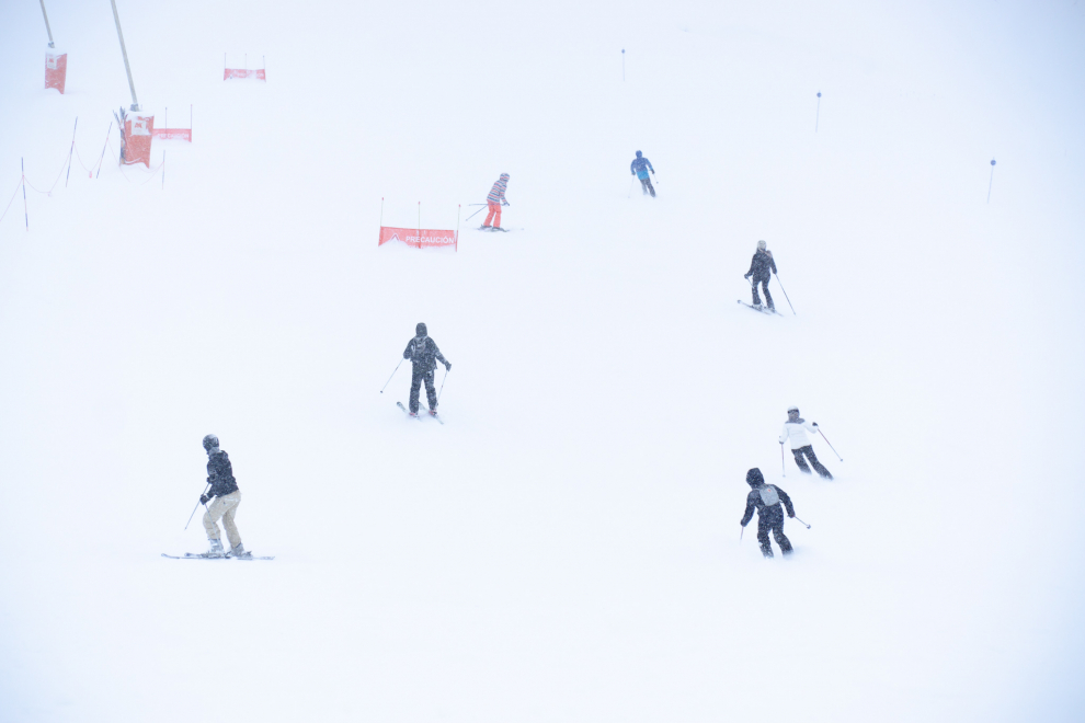 La nieve también ha hecho acto de presencia en las estaciones de esquí.