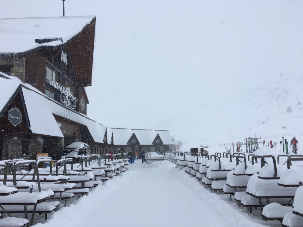 La nieve también ha hecho acto de presencia en las estaciones de esquí.