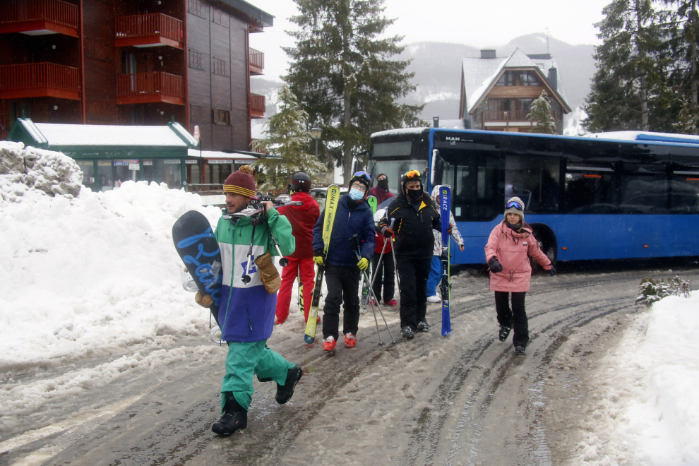 Los esquiadores han aprovechado la jornada para disfrutar de la nieve.