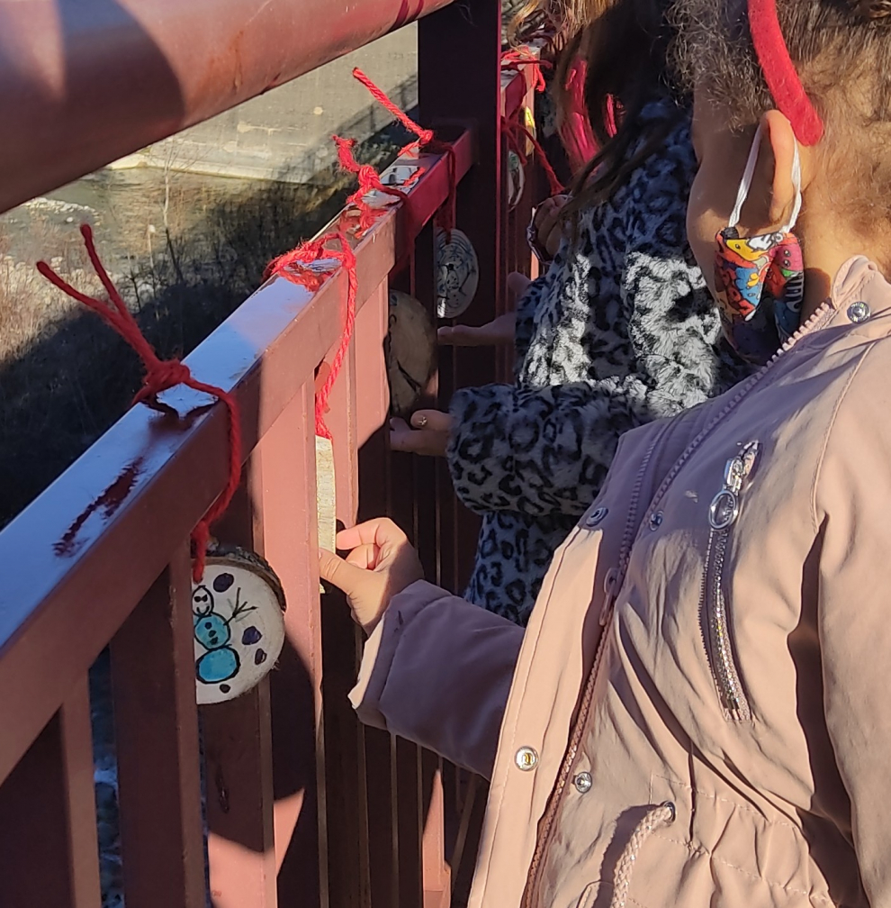 Alrededor de 280 escolares del Colegio Asunción Pañart de Aínsa decoran el puente del río Ara con motivos navideños sostenibles