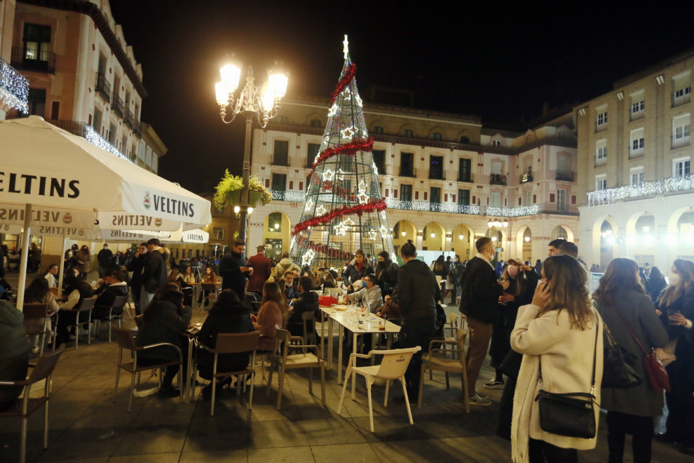 En el centro de Huesca había mucho ambiente en la tarde de Nochebuena.