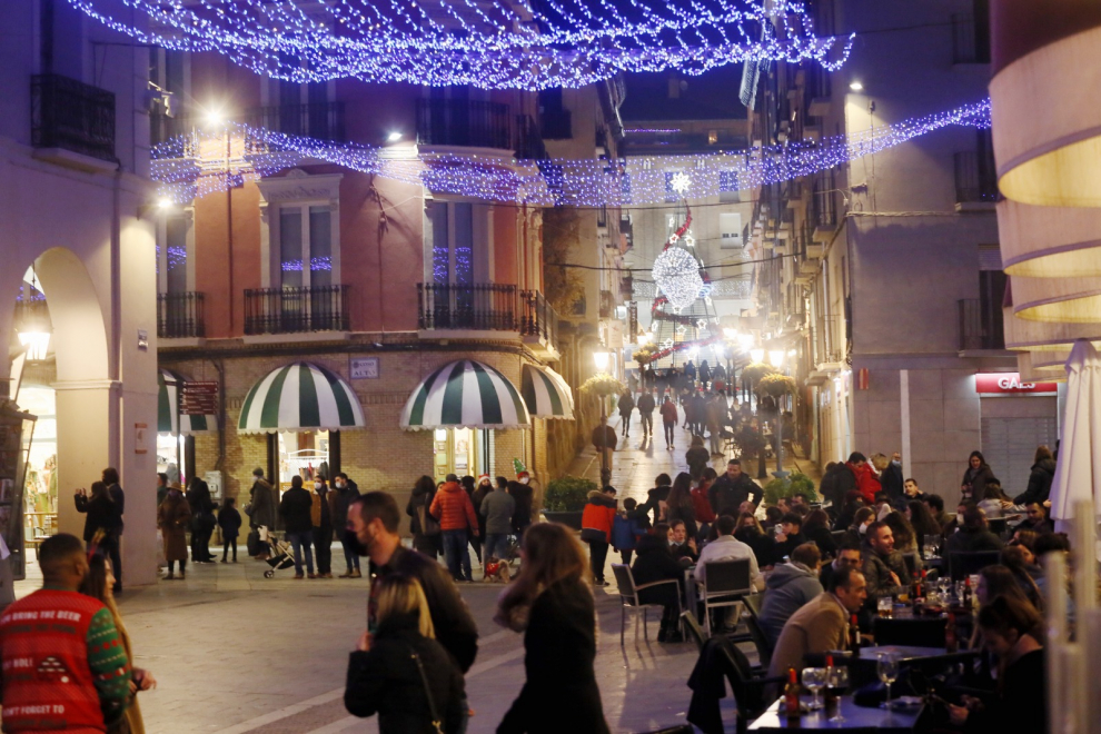En el centro de Huesca había mucho ambiente en la tarde de Nochebuena.