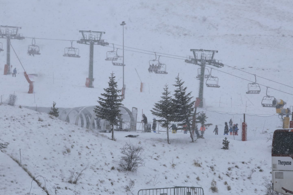 El tiempo invernal se ha extendido este domingo por buena parte de la provincia y en el Pirineo la nieve ha vuelto a hacer acto de presencia