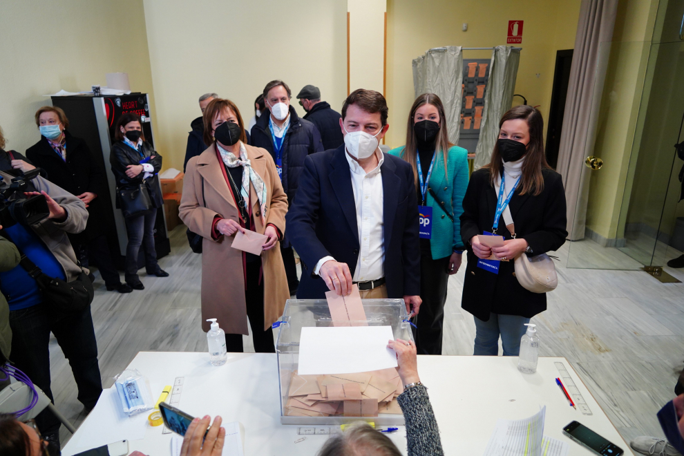 Los candidatos de Castilla y León votan en sus colegios electorales.