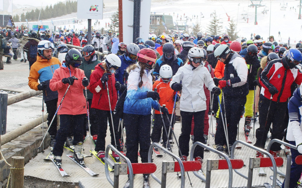 Gran afluencia de esquiadores este sábado en Formigal pese a un tiempo desapacible