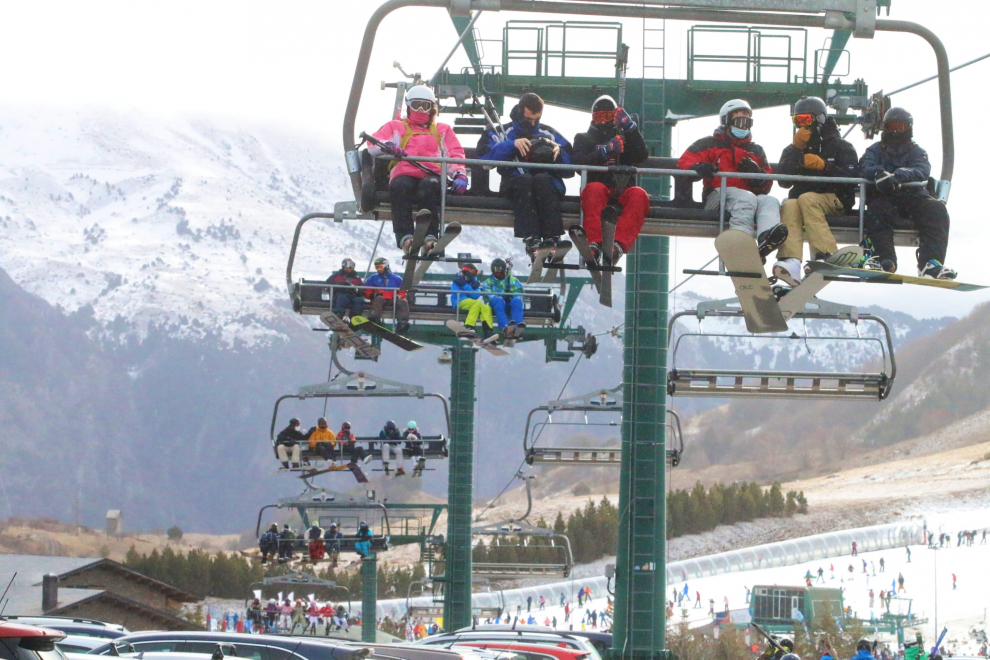 Gran afluencia de esquiadores este sábado en Formigal pese a un tiempo desapacible