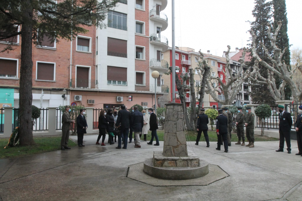 Acto de izado de bandera y homenaje a los caídos en la Subdelegación de Defensa, en Huesca