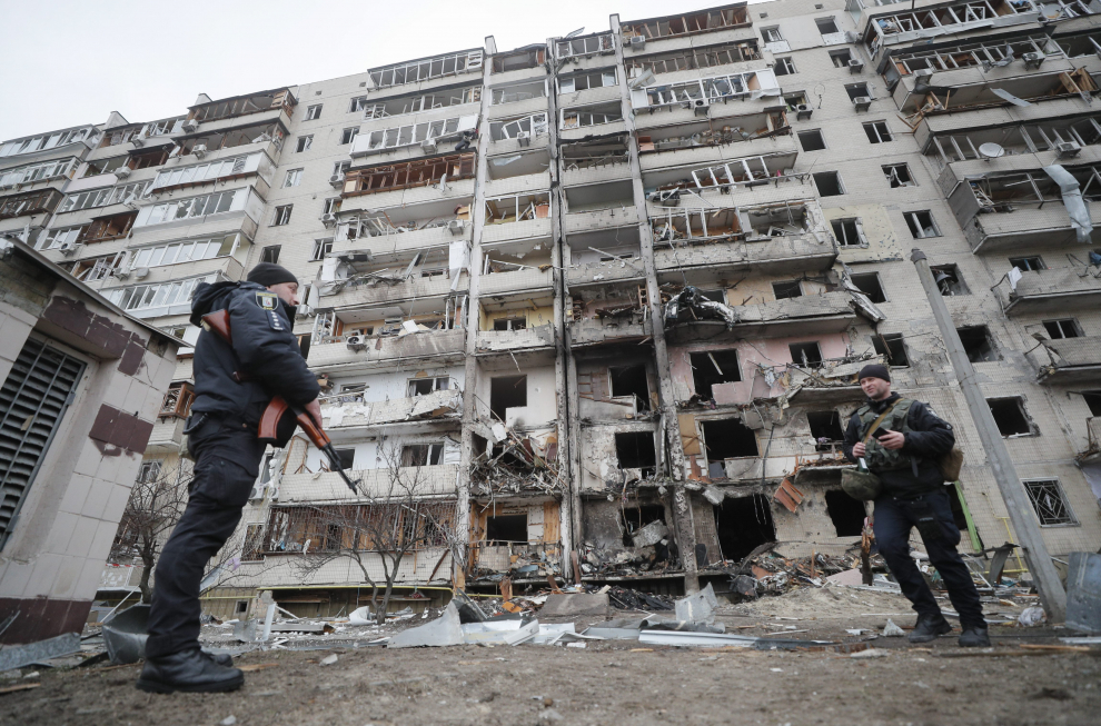 Kiev (Ukraine), 25/02/2022.- Aftermath of an overnight shelling at a residential area in Kiev, Ukraine, 25 February 2022. Russian troops entered Ukraine on 24 February prompting the country's president to declare martial law. (Rusia, Ucrania) EFE/EPA/SERGEY DOLZHENKO
 UKRAINE RUSSIA CONFLICT
