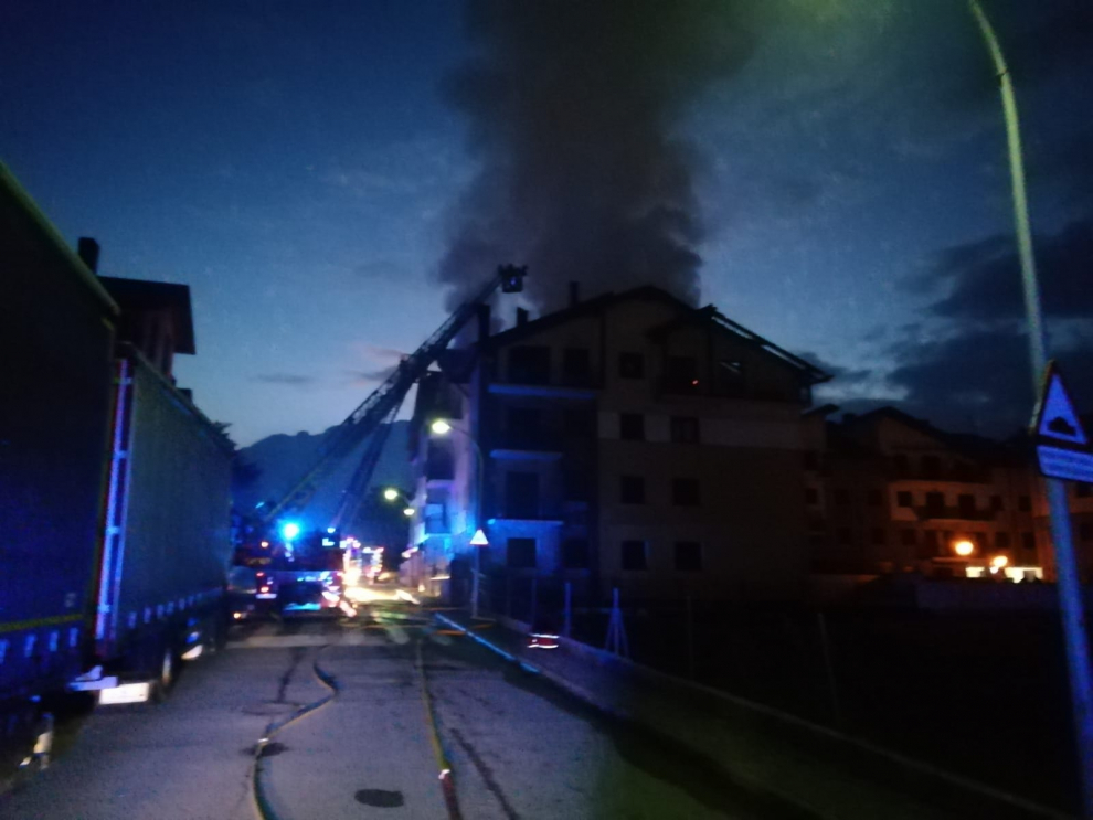 Incendio de un bloque de apartamentos en Campo.