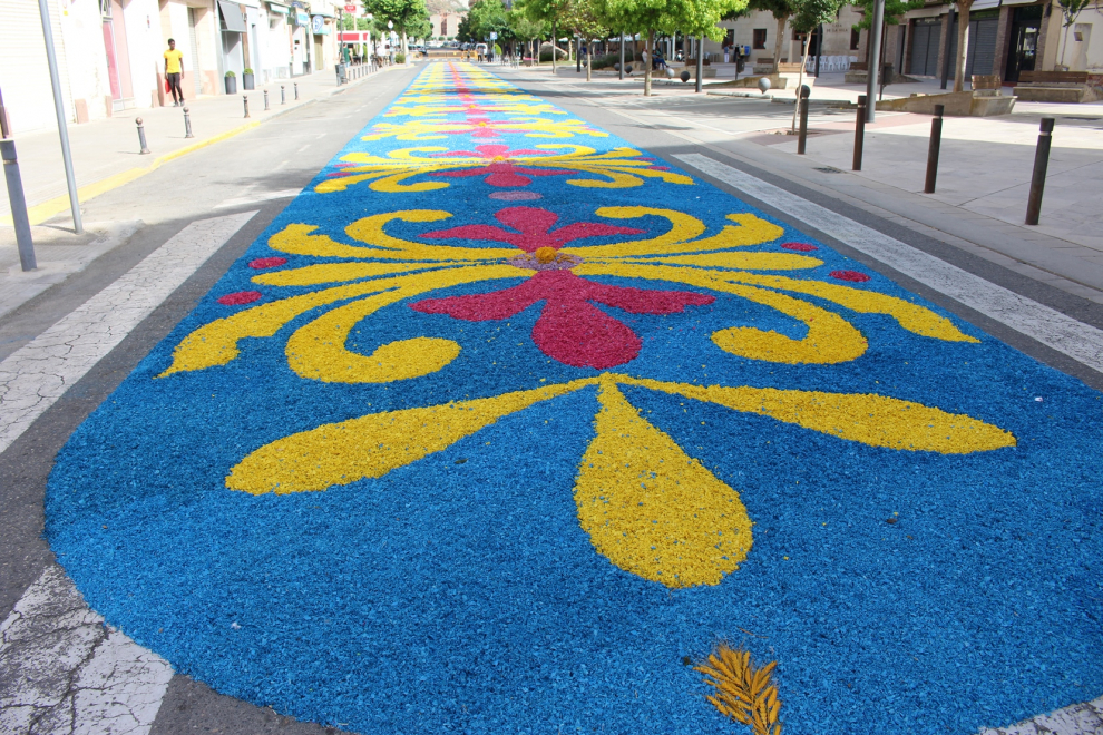 La ornamentación con estas alfombras de viruta tintada está declarada fiesta de interés turístico de Aragón.