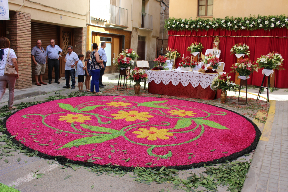 La ornamentación con estas alfombras de viruta tintada está declarada fiesta de interés turístico de Aragón.