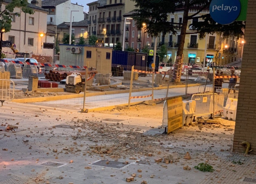 Caída de cascotes en la avenida de Ramón y Cajal de Huesca.
