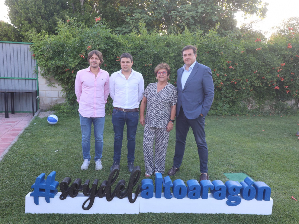 Los vecinos de esta localidad de La Hoya disfrutan de esta jornada en las piscinas.